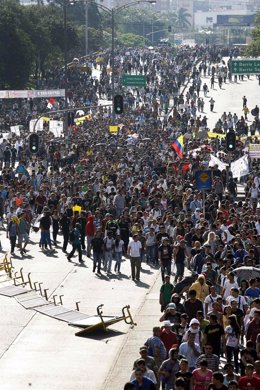 Estudiantes se manifistan en Medellín como parte de una protesta contra el Gobie