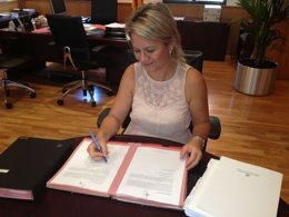 Riera firmando las resoluciones