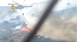 Hidroavión apagando un incendio