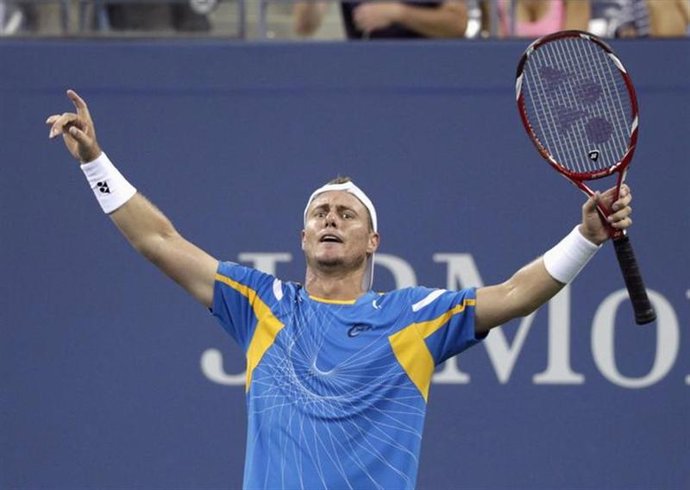 El tenista Lleyton Hewitt de Australia celebra luego de vencer al argentino Juan