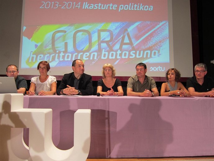 Miembros del Consejo Nacional de Sortu en el acto político