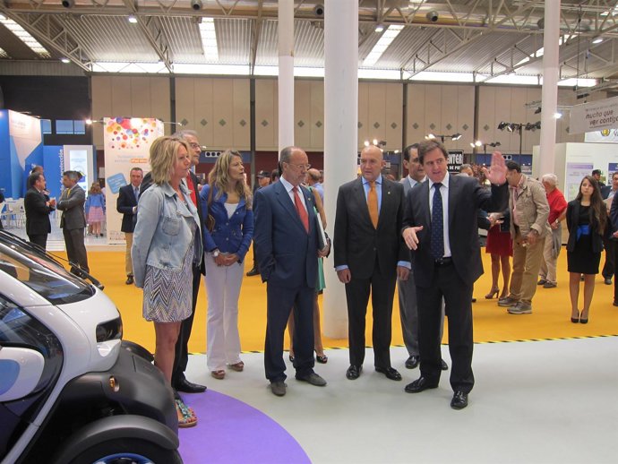 El alcalde y demás representantes institucionales visitan la Feria.