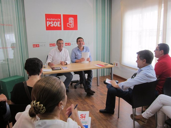 El vicesecretario general del PSOE-A, Mario Jiménez, reunido con alcaldes. 
