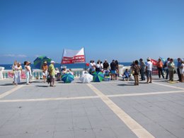 Afectados por preferentes protestan en la playa 
