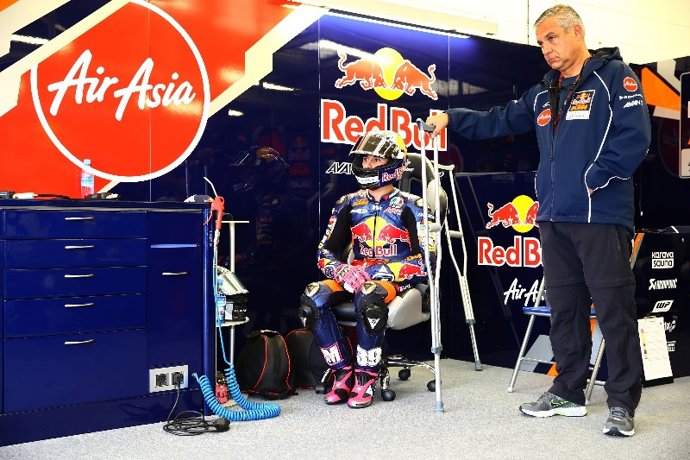 Luis Salom en el box con muletas