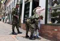 Detienen a 80 menores por vandalismo en protestas en Colombia