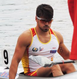 Paco Cubelos acaricia la medalla en el Mundial de Duisburg 2013