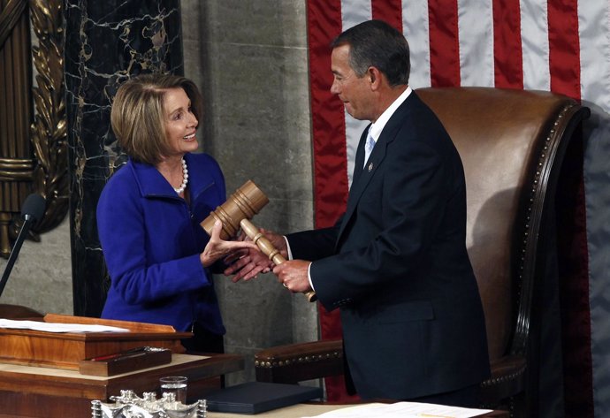 El republicano John Boehner con Nancy Pelosi