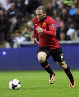 El delantero del Manchester United Wayne Rooney controla el balón durante un enc