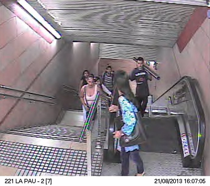 Un hombre roba una barandilla y se cuela con ella en el Metro