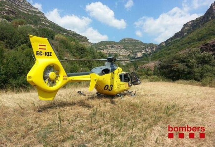 Helicóptero de Bomberos rescatando a una herida