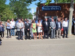 El alcalde y demás autoridades observan el desfile de las Casas Regionales.