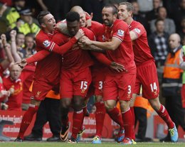 El Liverpool celebra la victoria contra el United