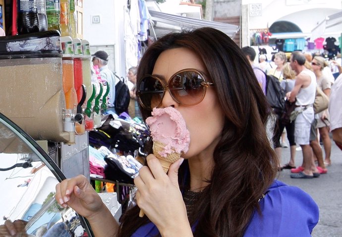 CAPRI, ITALY - SEPTEMBER 18:   Kim Kardashian enjoys an icecream at the pier mar