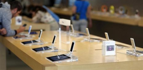 Los modelos iPhone 5 de Apple son mostrados en una tienda de la compañía en Pasa