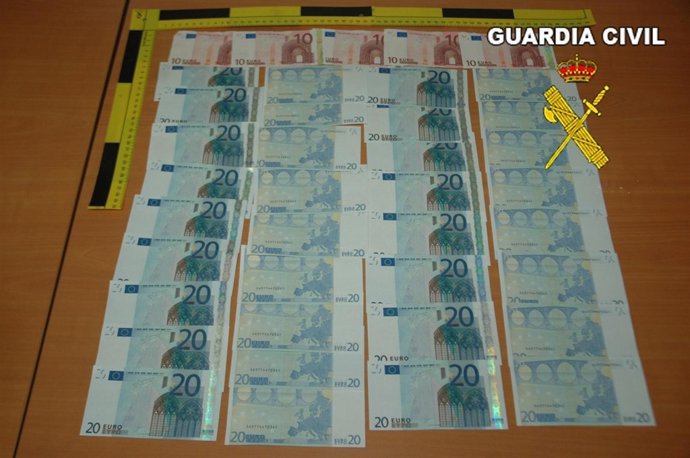 Billetes falsificados incautados a los dos detenidos.