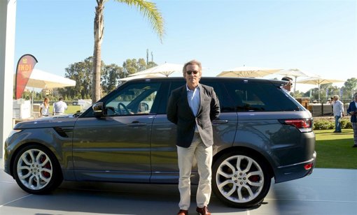 Alfonso Díez entrega el premio al mejor jinete en el Club de Polo en Sotogrande