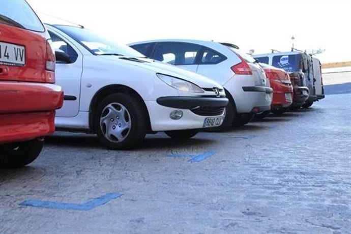 Aparcamiento, estacionamiento, coches aparcados