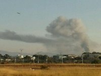 El fuego destruye la cubierta de la nave de Náquera aunque la estructura resiste