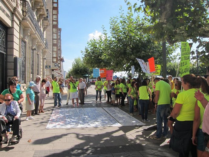 Trabajadores de Golden Line frente al Santander