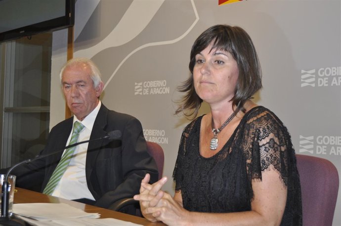 El consejero de Economía y la directora general de Turismo. 