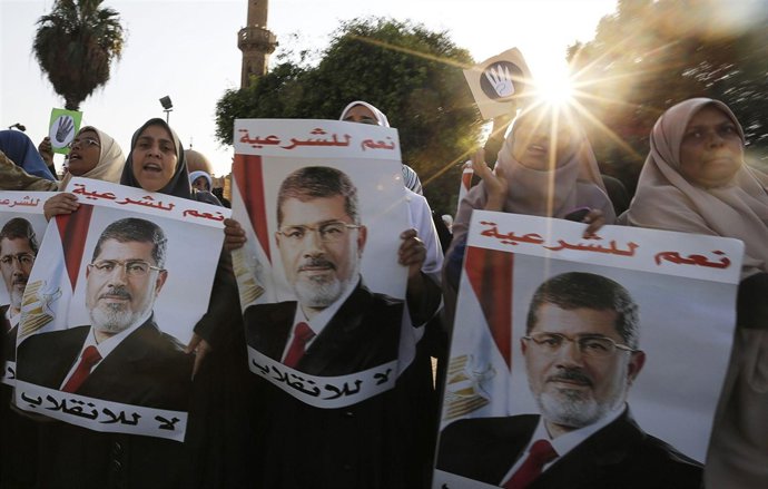 Partidarios de Mohamed Mursi sostienen carteles del depuesto presidente egipcio 
