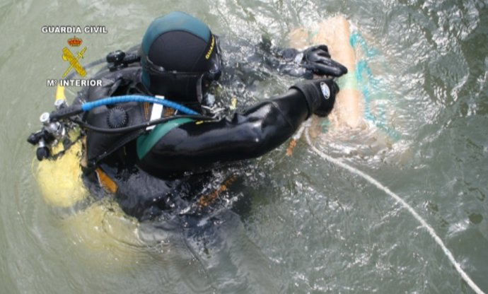 Buzo de la Guardia Civil en operación contra el tráfico de hachís