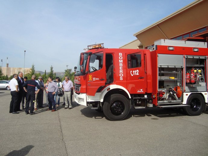 Antonio Suárez ha visitado el Parque de Bomberos de Fraga. 