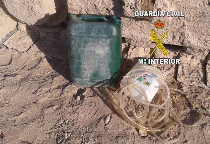 Material usado por los detenidos para sustraer gasoil de los vehículos pesados.