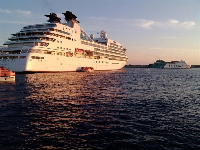 El crucero en su llegada a Ciutadella