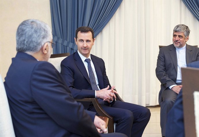 El presidente sirio, Bashar al-Assad (al centro en la la imagen), junto al jefe 