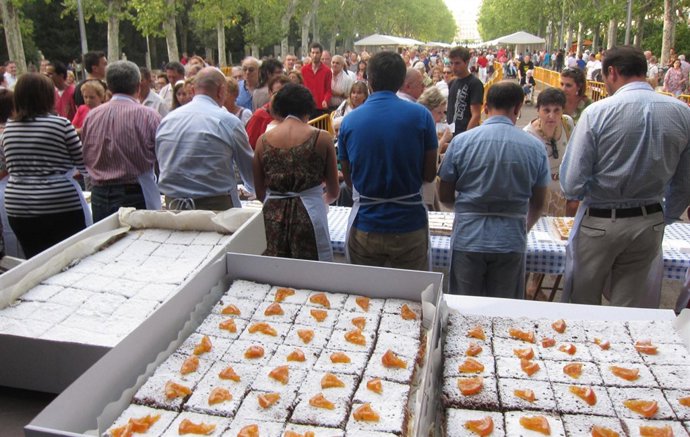 Reparto de la tarta de San Lorenzo en las Fiestas de Valladolid