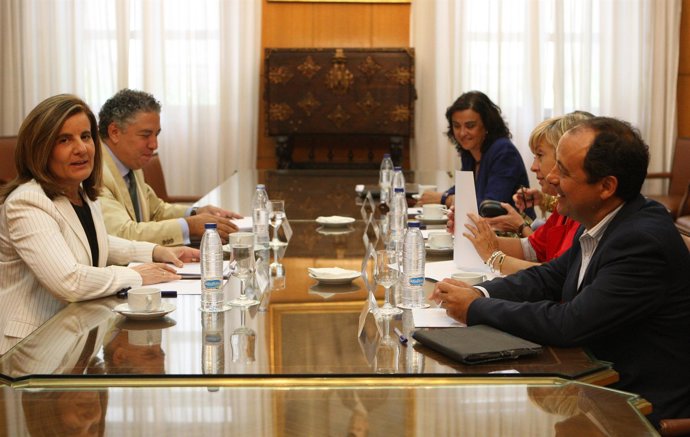 Fátima Báñez y sindicatos