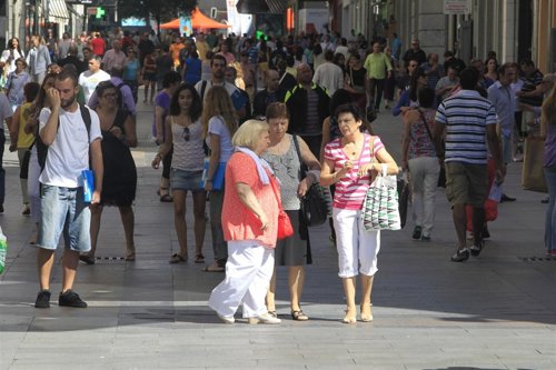 Gente comprando por el centro de Madrid