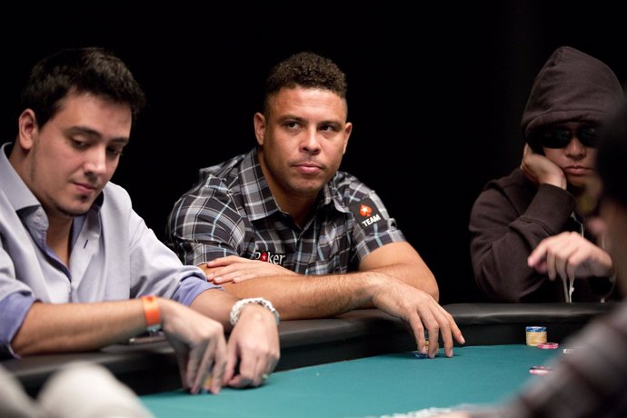 Ronaldo Nazario jugando al poker