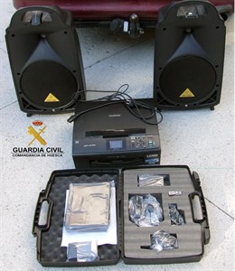 Micrófonos y altavoces recuperados tras ser robados