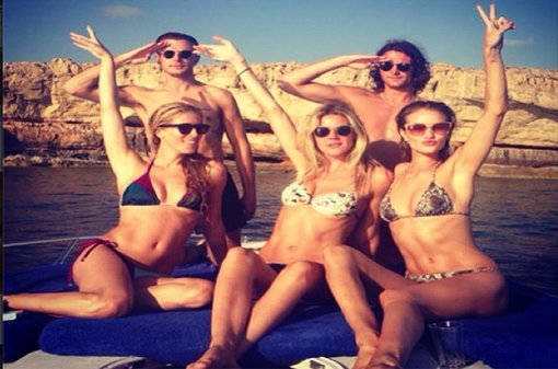 Rosie Huntington-Whitley en Ibiza junto a unos amigos