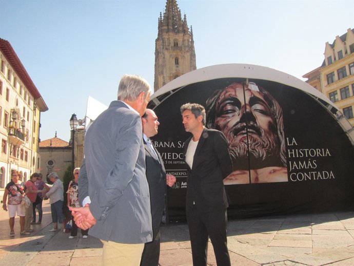 Caunedo visita la exposición 'La Cámara Santa'