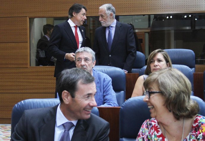 Ignacio González con todos los portavoces en la Asamblea
