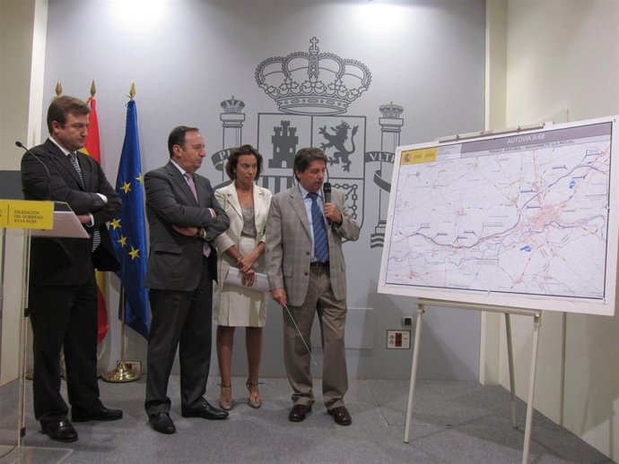 Sanz, Bretón y Gamarra escuchan las explicaciones de Garrido