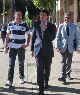 Mañueco en su visita este martes al barrio El Zurguén de Salamanca