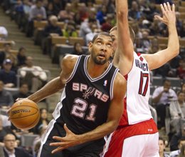 Jonas Valanciunas (Toronto) defiende a Tim Duncan (San Antonio)