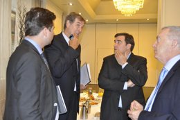 El presiente del Basket CAI Zaragoza, Reynaldo Benito, tercero por la izquierda