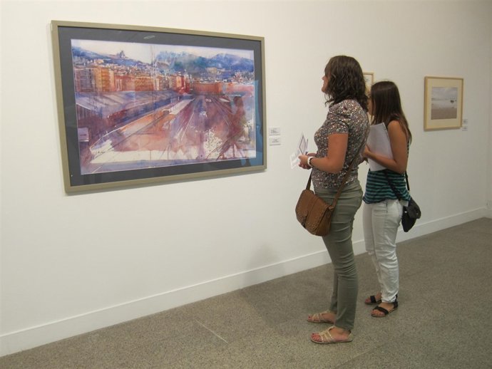 Dos jóvenes miran una de las obras expuestas en IberArt en Salamanca