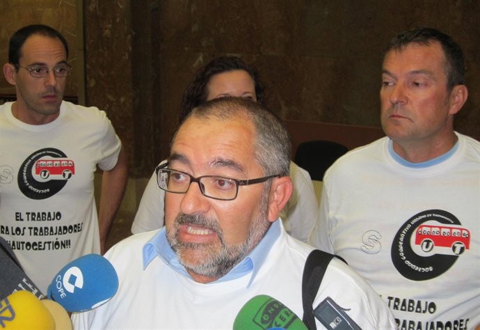 El presidente de la SCUT, Julio Murillo, atiende a los medios en el Ayuntamiento