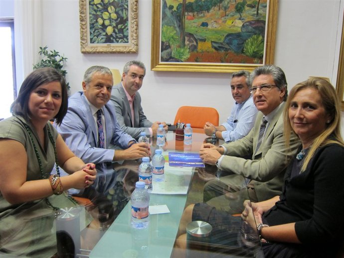 Un momento de la reunión de Soriano y Fuentes (izda.) con responsables de CEAV