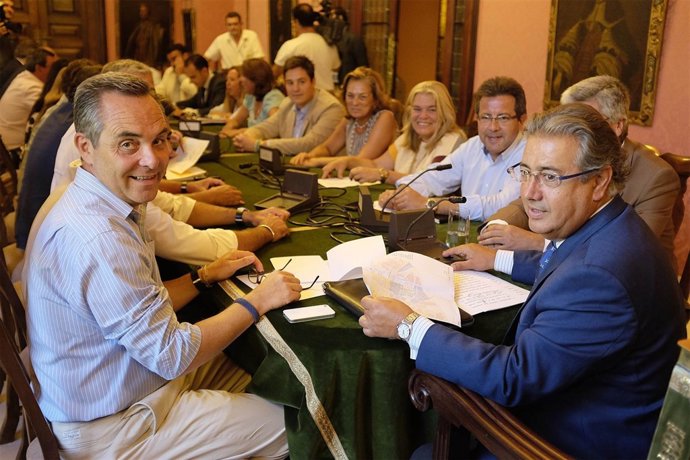 El alcalde de Sevilla, Juan Ignacio Zoido, reunido con su equipo de gobierno