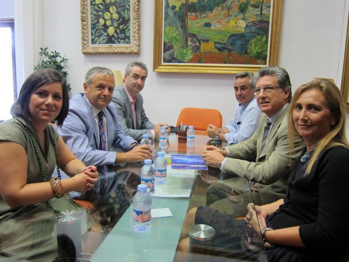 Un momento de la reunión de Soriano y Fuentes (izda.) con responsables de CEAV