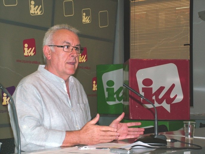 El coordinador federal de IU, Cayo Lara, en rueda de prensa