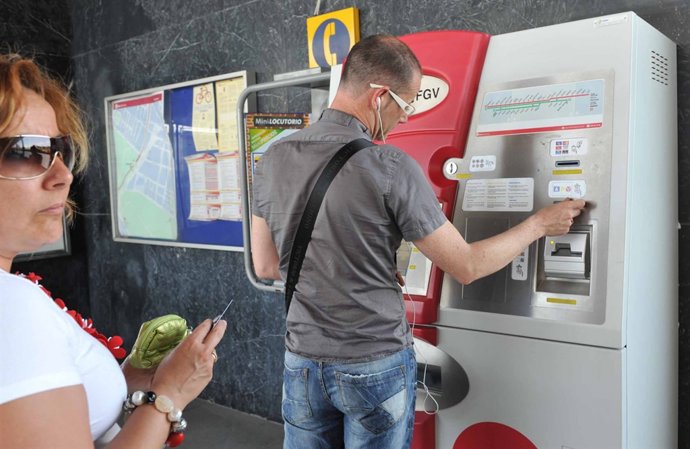 Usuarios De FGV Ante Una Máquina Expendedora De Billetes                      